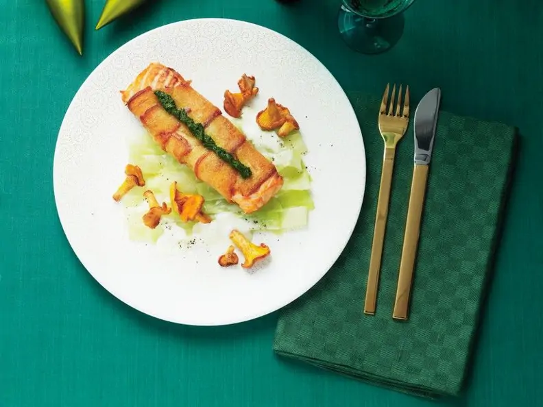 Lachspäcken im Brotmantel mit Gemüse und Pilzen