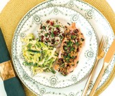 Lachsfilet mit Nusskruste auf Wildreis und Wirsing-Lauch-Gemüse