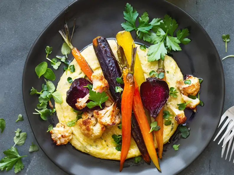 Ofengemüse mit Feta-Polenta