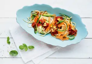 Gemüse-Spaghetti mit Tomaten-Sugo