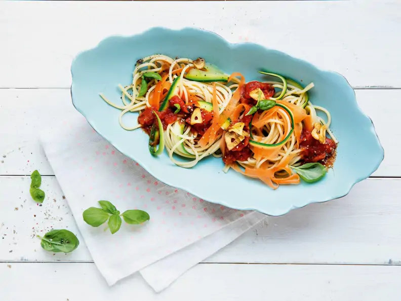 Gemüse-Spaghetti mit Tomaten-Sugo