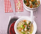 Klare Suppe mit Gemüse und zweierlei Klößchen