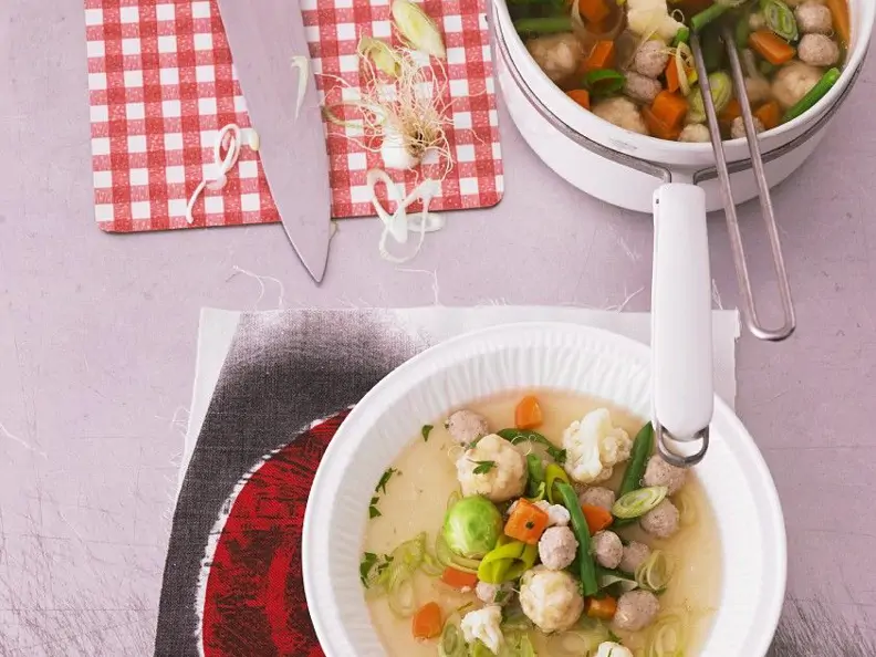 Klare Suppe mit Gemüse und zweierlei Klößchen