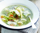 Gemüsesuppe mit Nudeln und Kräutern