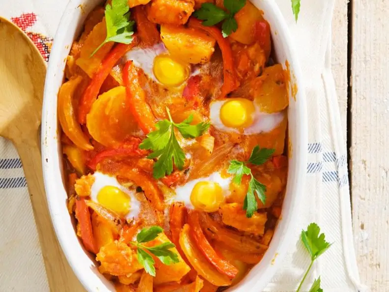 Stockfisch mit Gemüse und Eiern um Ofen gebacken