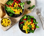 Linsen-Gemüse-Bowl mit Ananas-Sellerie-Salsa