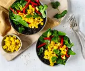 Linsen-Gemüse-Bowl mit Ananas-Sellerie-Salsa