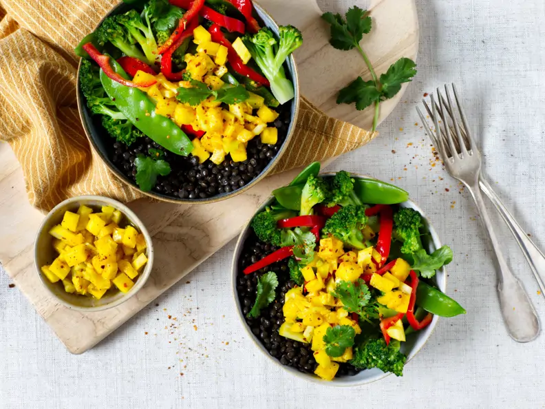 Linsen-Gemüse-Bowl mit Ananas-Sellerie-Salsa