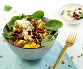 Gemüse-Quinoa-Bowl mit Erdnuss-Dip