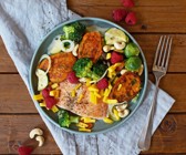 Lachs mit Süßkartoffeltalern und Pfannengemüse