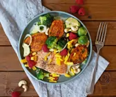 Lachs mit Süßkartoffeltalern und Pfannengemüse