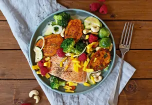 Lachs mit Süßkartoffeltalern und Pfannengemüse
