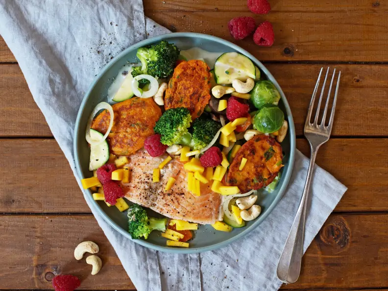 Lachs mit Süßkartoffeltalern und Pfannengemüse