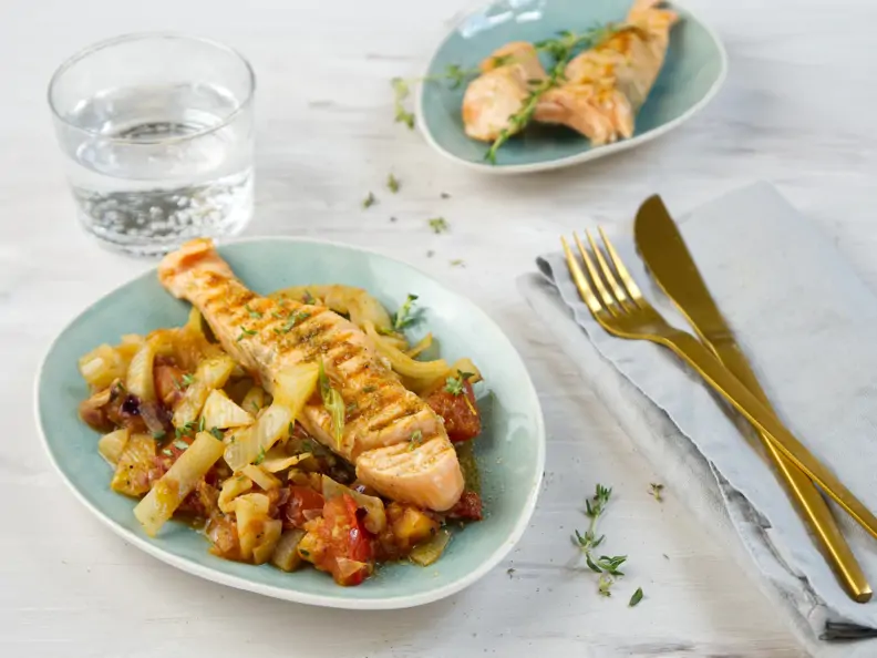 Lachs auf Tomaten-Fenchel-Gemüse