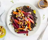 Linsen-Ofengemüse-Salat mit Mohn und Pflaumen-Dressing
