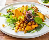 Ofengemüse mit Birnen, Kichererbsen und Spinat