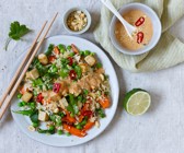 Gemüse-Brat-Reis mit Erdnuss-Sauce und Tofu