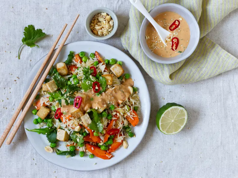 Gemüse-Brat-Reis mit Erdnuss-Sauce und Tofu