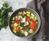 Gemüse-Fisch-Suppe in grauer Schale 