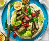 Tortilla mit Kichererbsentalern, Grillgemüse und Hummus
