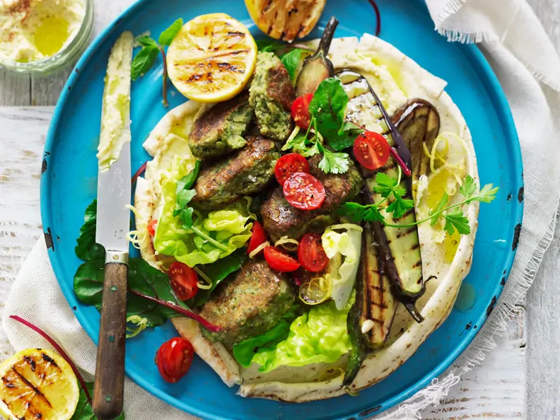 Tortilla mit Kichererbsentalern, Grillgemüse und Hummus