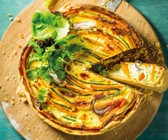Möhren-Quiche mit bunten Gemüsestreifen