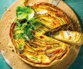 Möhren-Quiche mit bunten Gemüsestreifen