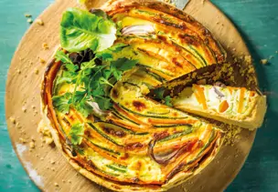 Möhren-Quiche mit bunten Gemüsestreifen