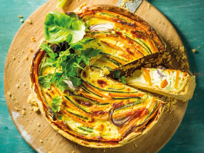 Möhren-Quiche mit bunten Gemüsestreifen