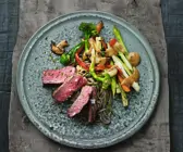 Strip-Steak mit Ramen-Nudeln und Gemüse