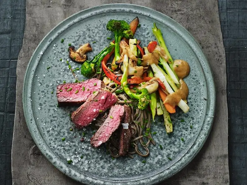 Strip-Steak mit Ramen-Nudeln und Gemüse