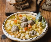 Deftige Gemüsesuppe mit Hackbällchen
