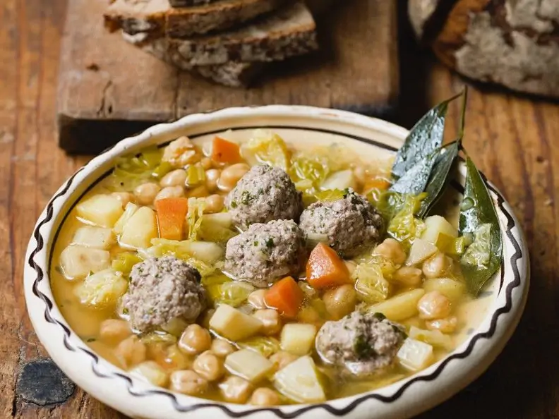 Deftige Gemüsesuppe mit Hackbällchen