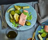 Gedämpftes Lachsfilet auf Schmorgemüse