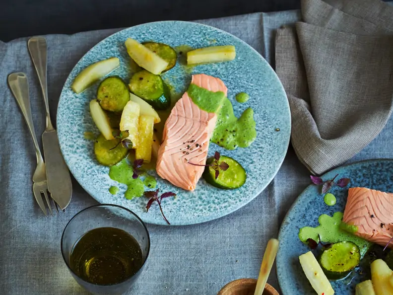 Gedämpftes Lachsfilet auf Schmorgemüse