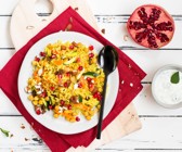 Orientalische Reis-Gemüse-Pfanne mit Kichererbsen und Minzdip