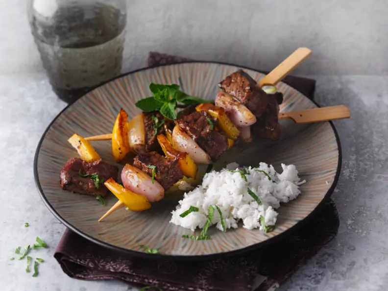Rindfleisch-Gemüse-Spieße mit Kokos-Chutney