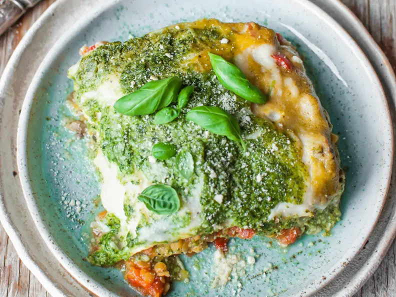 Gemüse-Lasagne gefüllt mit Spinat-Basilikum-Pesto