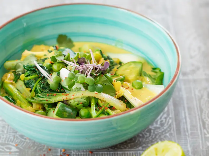 Grünes Curry in blauer Schale 