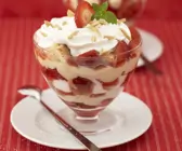 Erdbeer-Tiramisu im Glas mit Löffelbiskuit