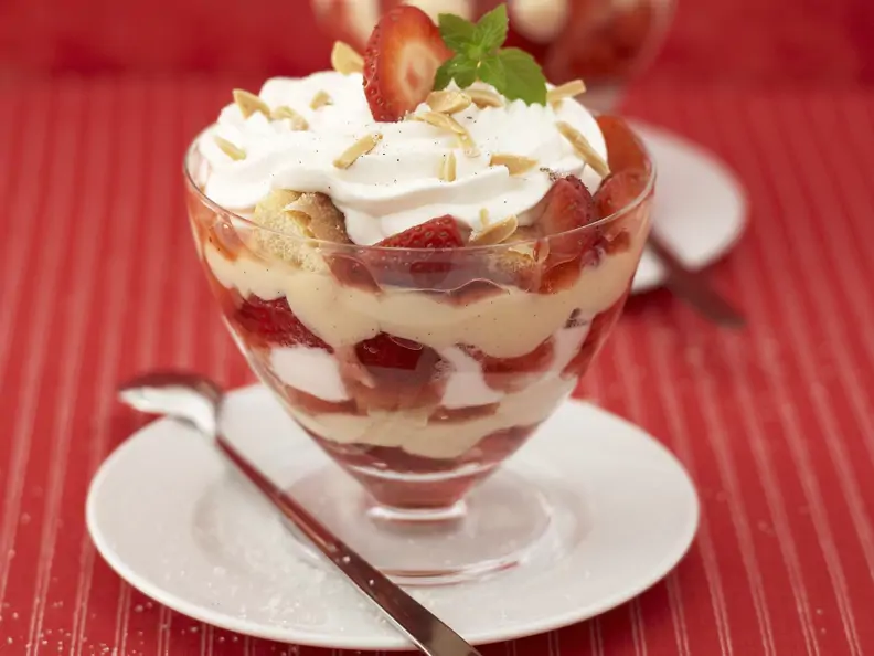 Erdbeer-Tiramisu im Glas mit Löffelbiskuit