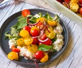 Bunter Tomatensalat auf körnigem Frischkäse