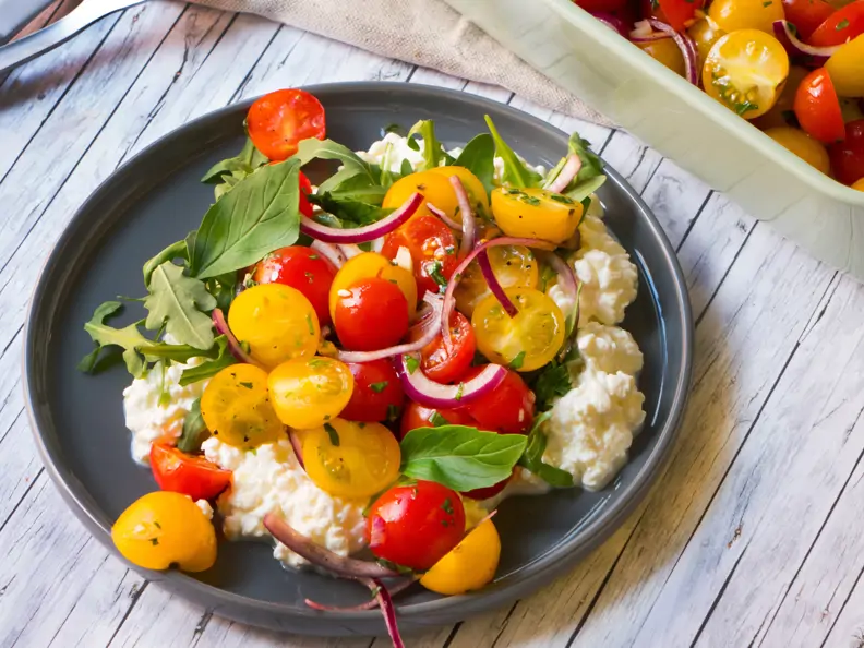 Bunter Tomatensalat auf körnigem Frischkäse