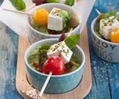 Tomaten-Oliven-Spießchen mit Avocado-Dip