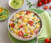 Fruchtiger Reissalat mit Ananas, Mais, Kirschtomaten und Erbsen-Dip