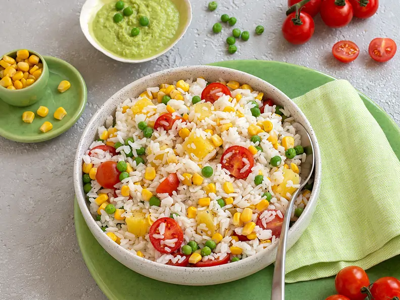 Fruchtiger Reissalat mit Ananas, Mais, Kirschtomaten und Erbsen-Dip