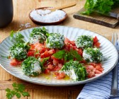 Herzhafte Fitness-Pralinen mit Skyr und Tomatensalsa