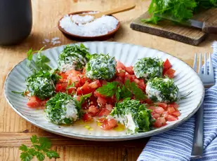 Herzhafte Fitness-Pralinen mit Skyr und Tomatensalsa