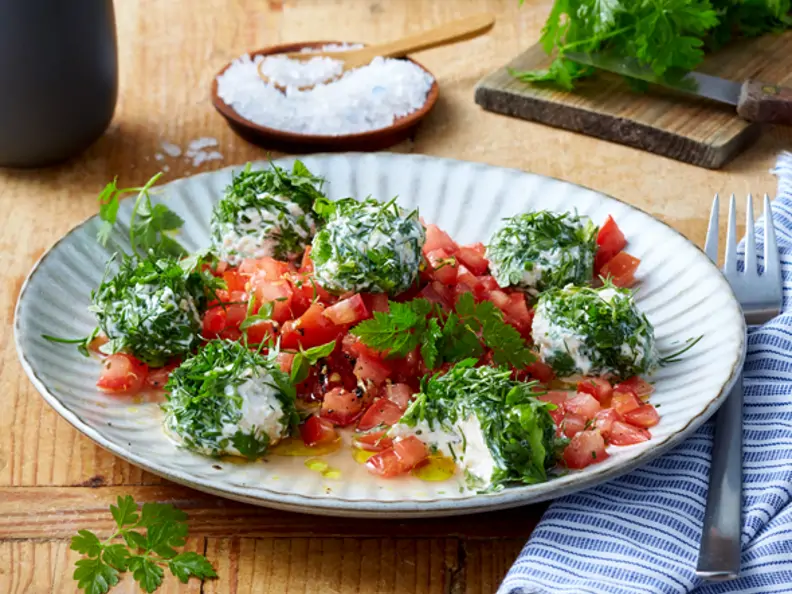 Herzhafte Fitness-Pralinen mit Skyr und Tomatensalsa