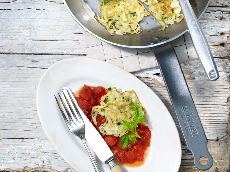 Kohlküchlein mit Tomatensauce und Le Gruyère AOP